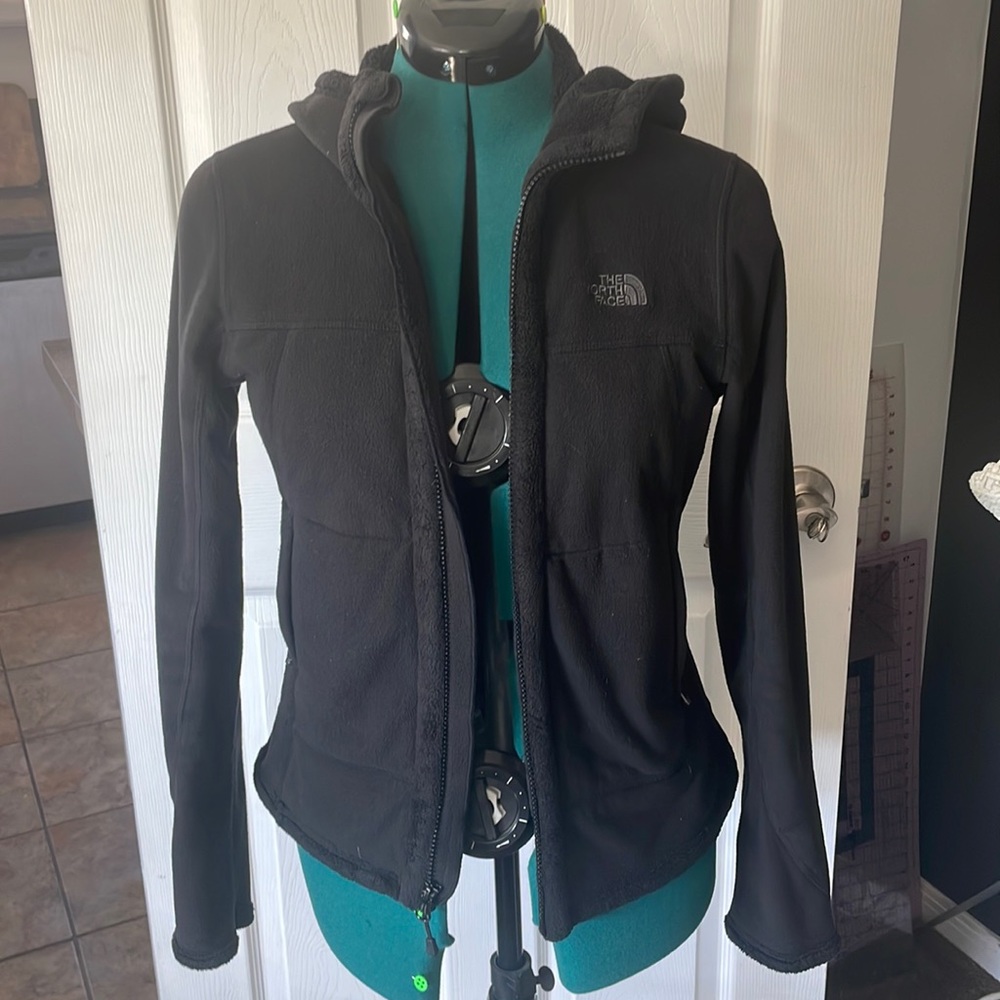 Woman’s North Face Fleece Jacket (black)